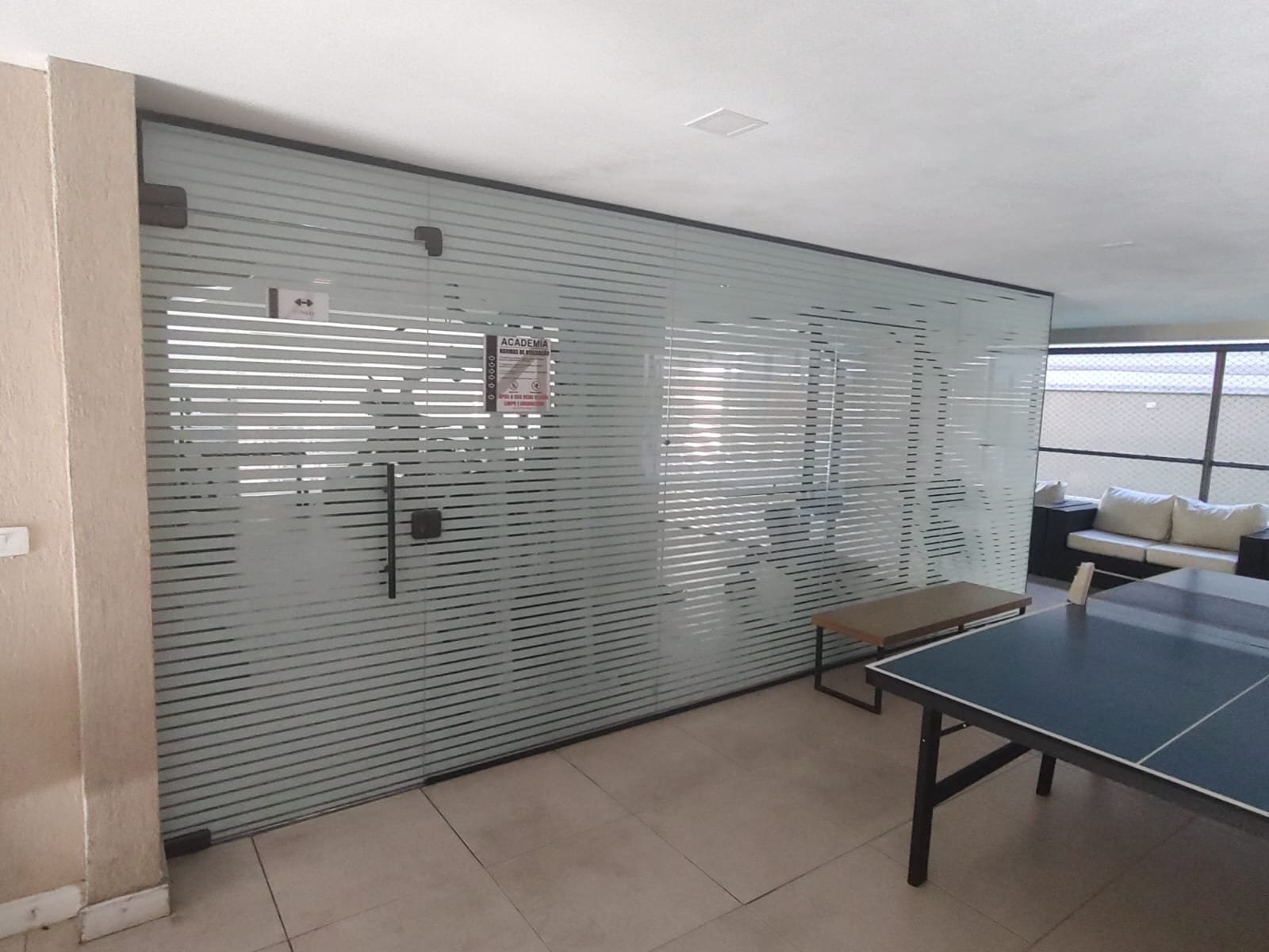 Película decorativa jateada instalada na Barra da Tijuca