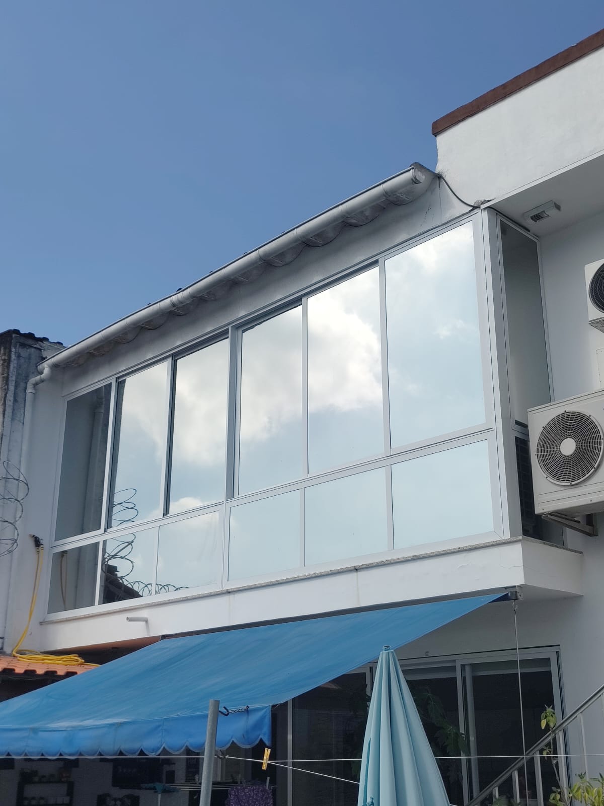 Fachada envidraçada com insulfilm branco fosco aplicado nos vidros, vista do lado de fora, no Rio de Janeiro