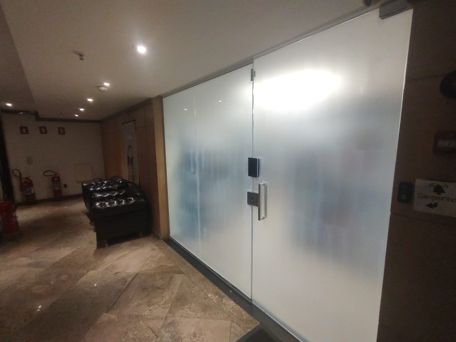 Película jateada em porta e divisória de vidro de empresa no Rio de Janeiro