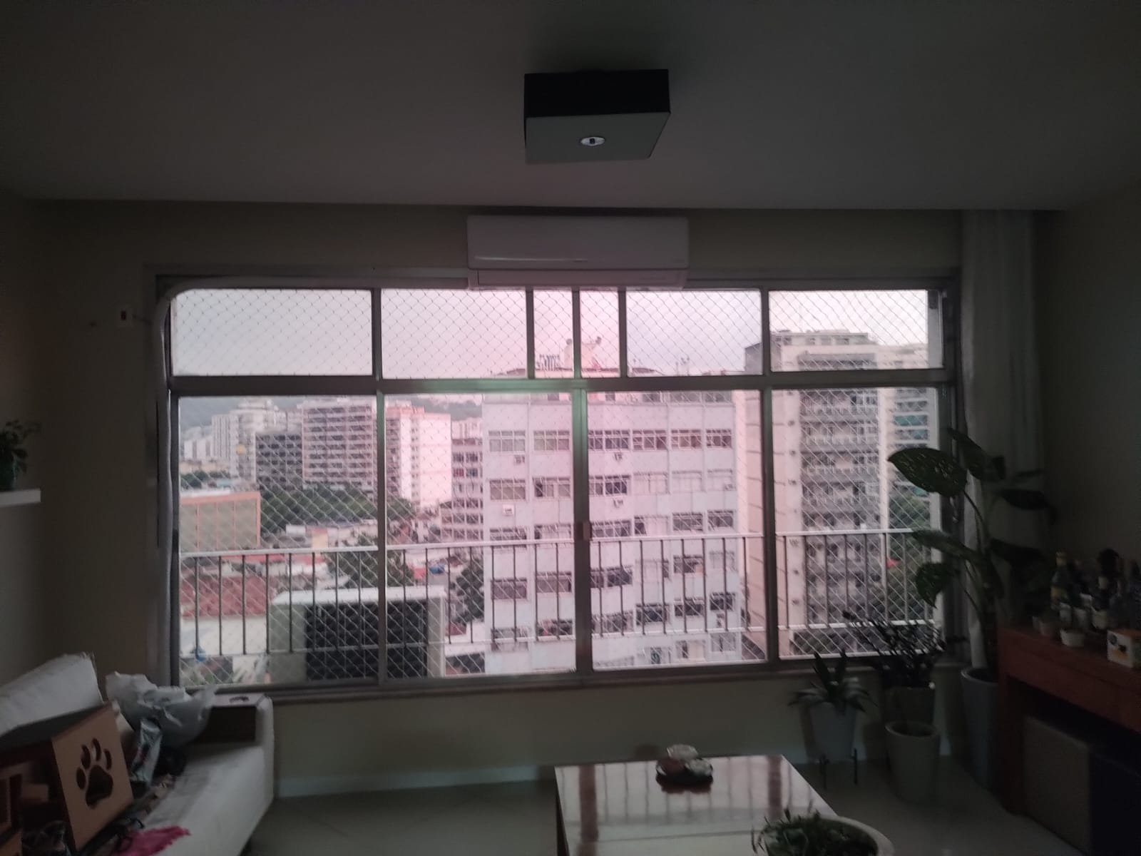 Instalação de insulfilm em janela de vidro de apartamento no Rio de Janeiro