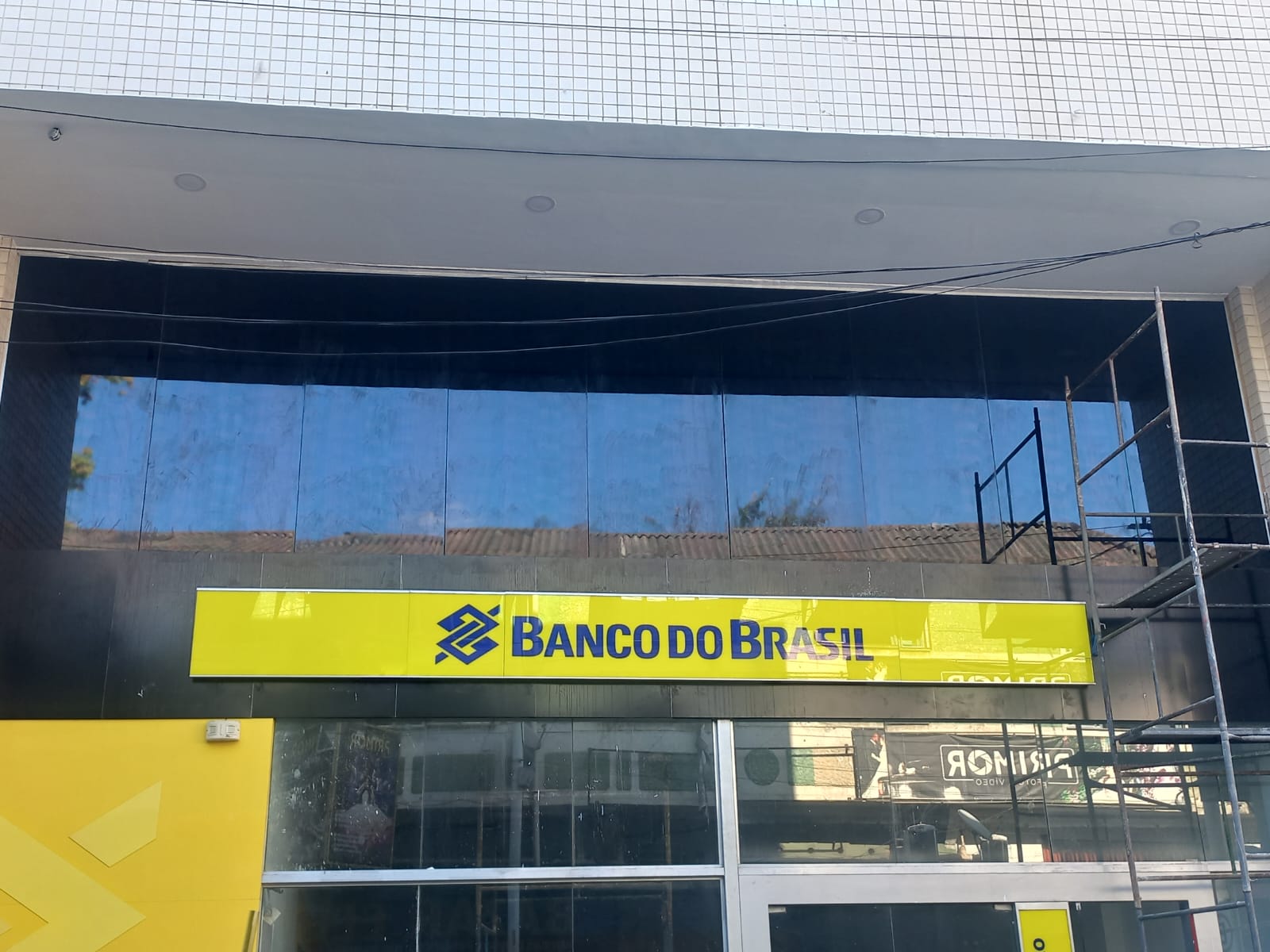 blackout_film_instalacao_insulfilm_espelhado_pelicula-de-privacidade-fachada